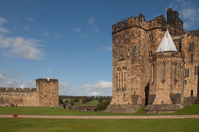 Alnwick Castle, Northumberland and Borders Tour with Admission - From Edinburgh to the Scottish border