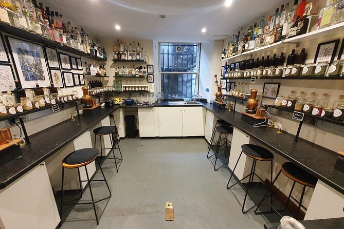 Distill a bottle of Gin on mini copper stills - Key points at a glance