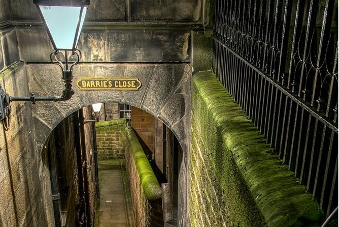 Edinburgh 2 Hour Nighttime Ghost Tour Italian Tour Guide - Old Calton Burial Ground and the city view