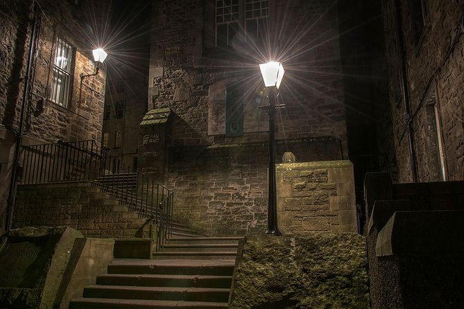 Edinburgh 2 Hour Nighttime Ghost Tour Italian Tour Guide - Greyfriars, with one important point to check