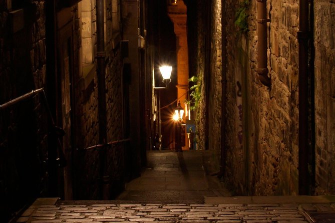 Edinburgh 2 Hour Nighttime Ghost Tour Italian Tour Guide - Edinburgh Castle and the famous ghost story