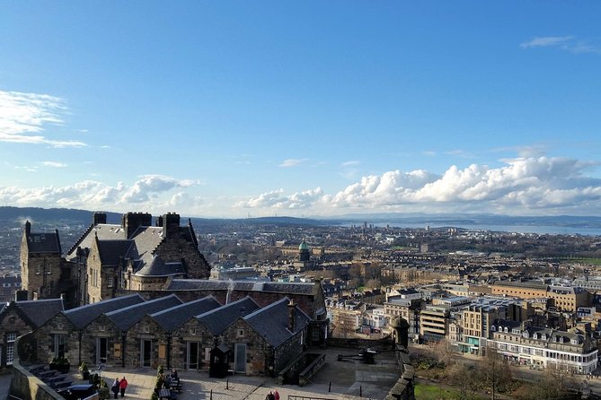 Edinburgh Castle Guided Walking Tour in English - Using skip-the-line entry at Edinburgh Castle