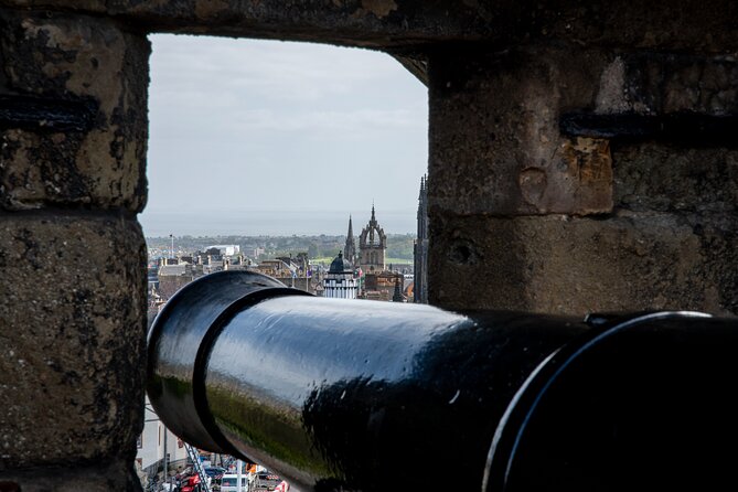 Edinburgh Castle: Guided Walking Tour with Entry Ticket - The guide matters more than the script