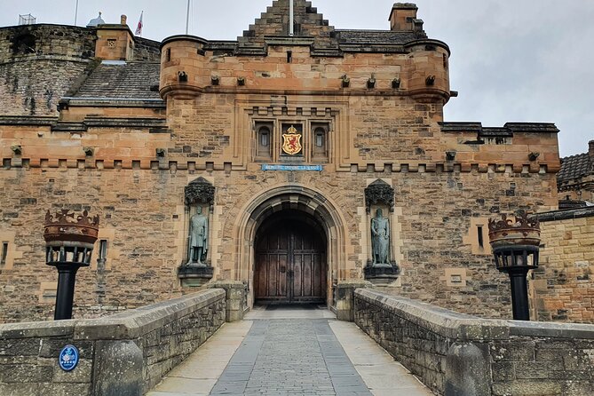 Edinburgh Castle Highlights Tour with Tickets, Map, and Guide - Entering through the Gatehouse and Argyle Battery