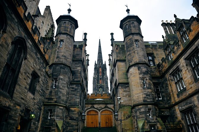 Edinburgh Castle & Old Town Small Group Guided Tour - Victoria Street and the road to the castle