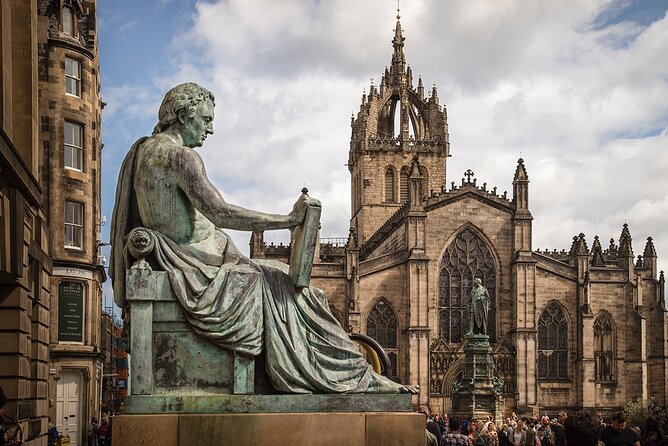 Edinburgh Castle & Royal Mile Walking Tour - Ticket Included - Mercat Cross and the closes