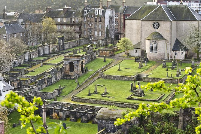 Edinburgh Darkside Walking Tour: Mysteries, Murder and Legends - Edinburgh’s dark past begins on the Royal Mile