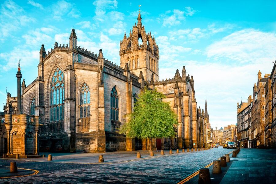 Edinburgh: Guided Harry Potter Tour in French - Cafés, quiet corners, and the work behind the books