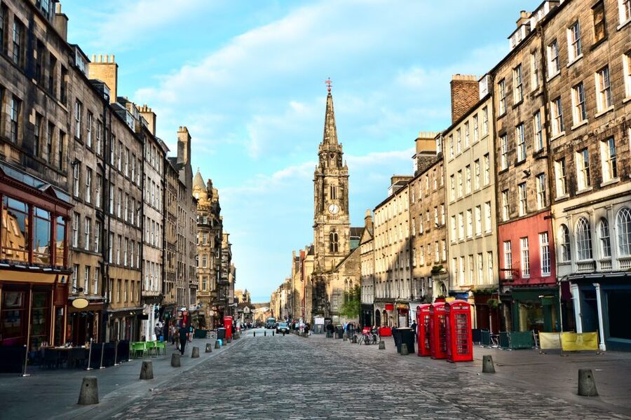 Edinburgh: Guided Harry Potter Tour in French - Starting outside the City Chambers on the Royal Mile
