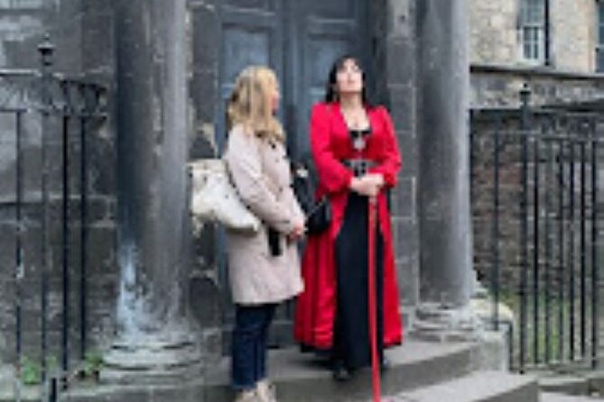 Edinburgh Historical Tour in Spanish - Royalty, writers, crimes, and conflict