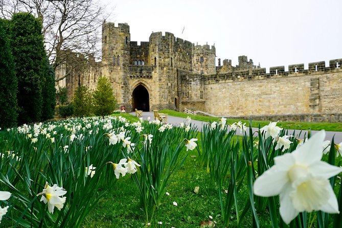 Edinburgh: Holy Island, Alnwick Castle & Kingdom of Northumbria - The drive, coach, and guide style