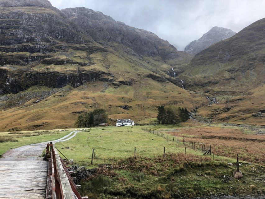 Edinburgh: Loch Ness, Inverness & Highlands Tour in Spanish - Inverness beside the River Ness
