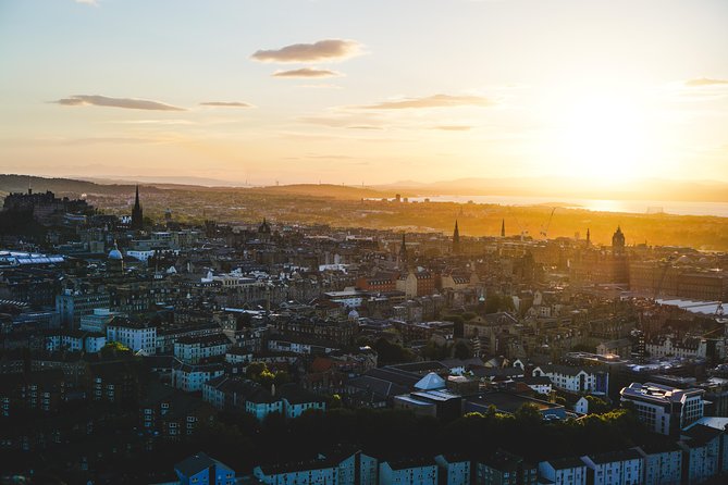 Edinburgh Night Tour with a Local Guide: Private & 100% Personalized - Live music for a slower, more local evening