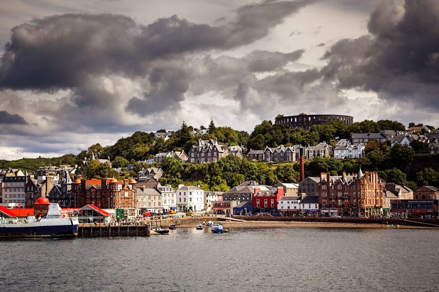 Edinburgh: Oban, Kilchurn Castle & Inveraray Tour in Spanish - Argyll Forest Park and the final stop in Balloch