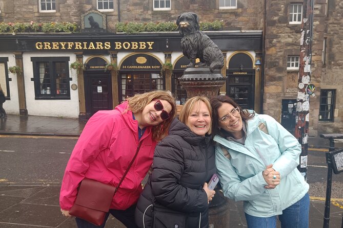 Edinburgh Private Walking Tour in Spanish - Grassmarket offers a pause halfway through