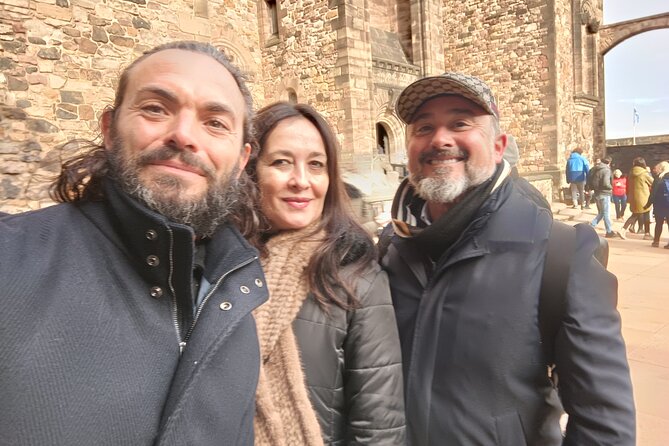 Edinburgh Private Walking Tour in Spanish - Edinburgh Castle is the grand finale, but admission is extra