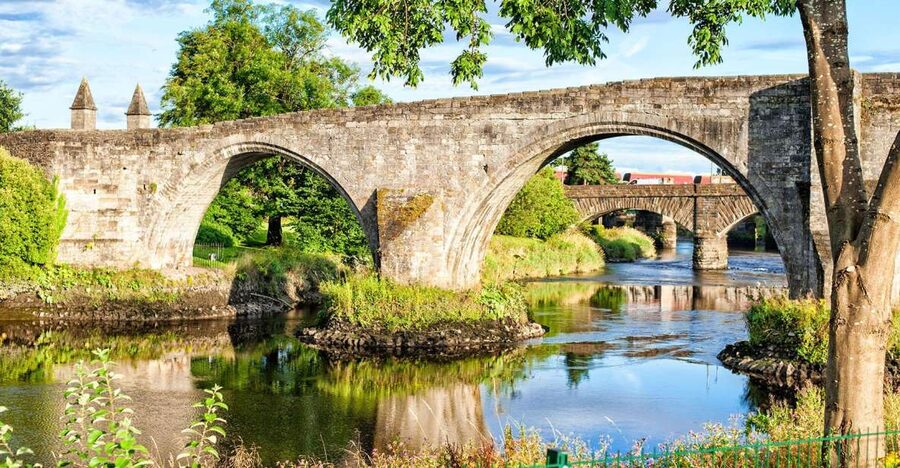 Edinburgh: Stirling, Whisky and St Andrews Tour in Spanish - Stirling Castle and Scotland’s royal past