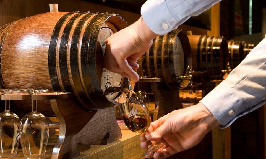 Edinburgh: Stirling, Whisky & St Andrews Tour in Italian - A one-day route from Edinburgh to royal Scotland