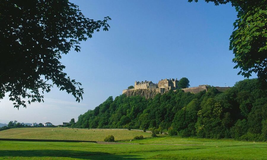 Edinburgh: Stirling, Whisky & St Andrews Tour in Italian - Following whisky from production to tasting