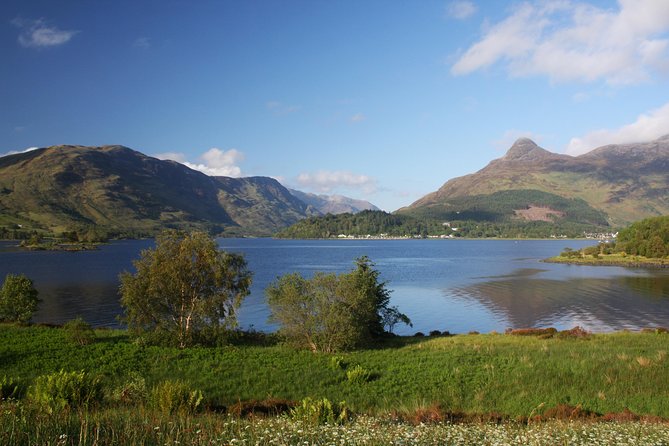 Edinburgh: The Ultimate Whisky Experience Tour - Aberfeldy village and a useful lunch break