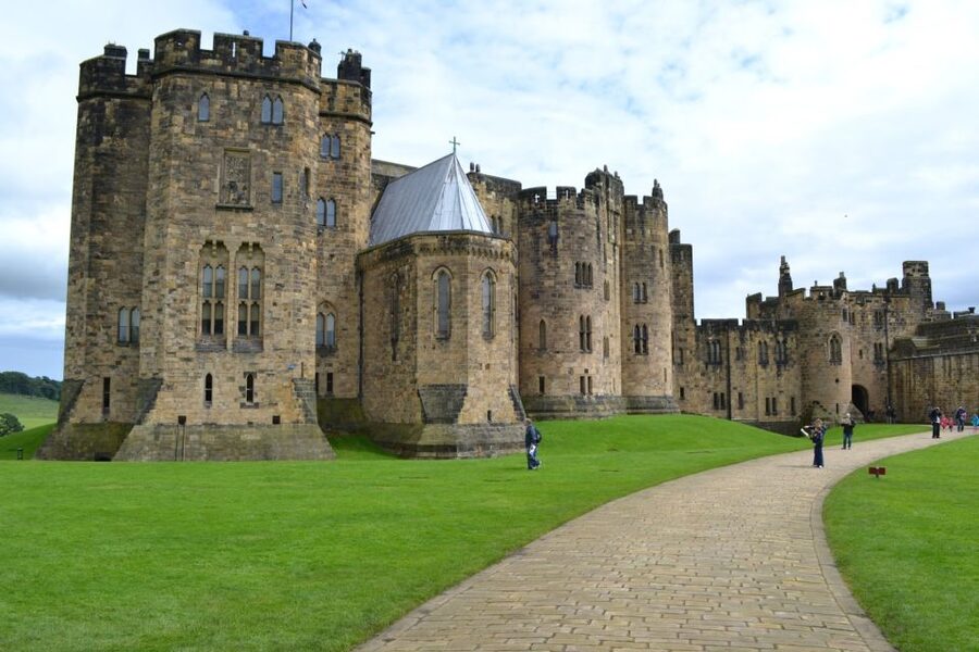 From Edinburg: Viking Coast & Alnwick Castle Day Tour - From Edinburgh to the England border