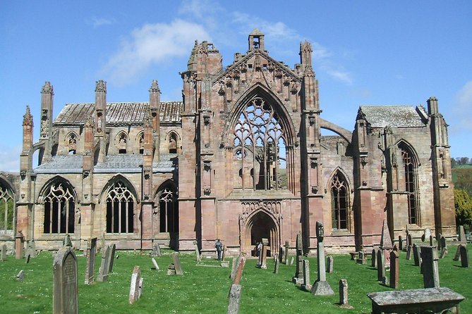 From Edinburgh: 1-day Outlander Tour - attractions included - Hopetoun House and the Duke of Sandringham