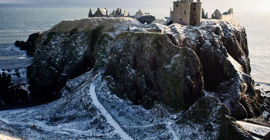 From Edinburgh: Glamis and Dunnottar Castles Tour in Italian - Stonehaven adds a useful seaside pause