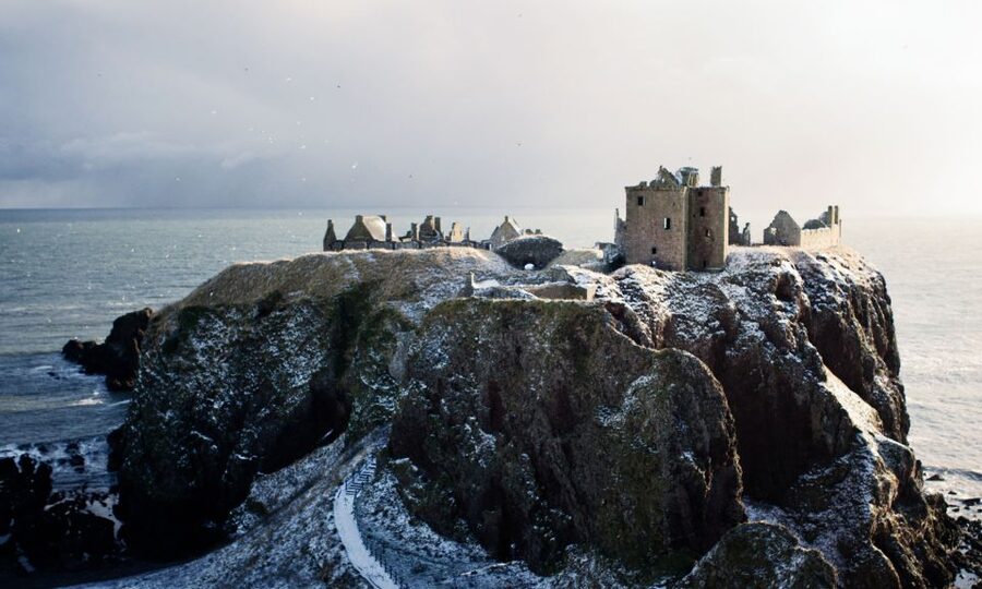 From Edinburgh: Glamis and Dunnottar Castles Tour in Spanish - Meeting the group on Edinburgh’s Royal Mile