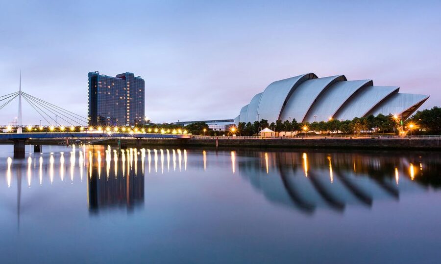 From Edinburgh: Glasgow & Scottish lakes Spanish Tour - Lunch and a walk beside Loch Lomond
