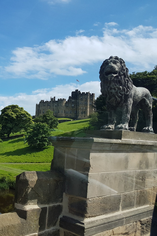 From Edinburgh: Holy Island, Alnwick Castle & Northumbria - Alnwick, from market town to medieval stronghold