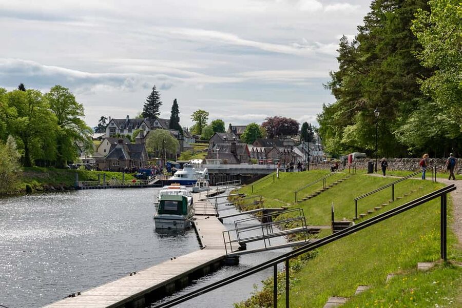 From Edinburgh: Loch Ness and Highlands Tour in Spanish - Fort Augustus: two hours beside Loch Ness
