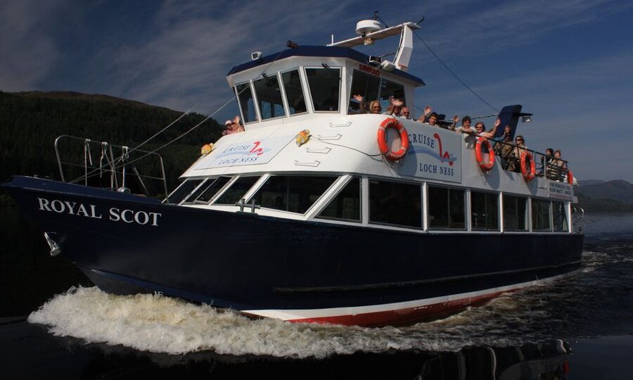 From Edinburgh: Loch Ness and Highlands Tour in Spanish - Pitlochry and the final pub stop