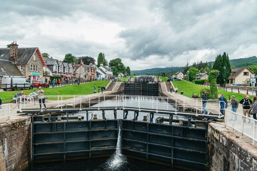 From Edinburgh: Loch Ness, Glencoe & Scottish Highlands Tour - Highland cows, Loch Lomond, and the road north