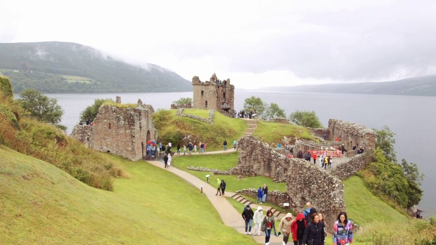 From Edinburgh: Loch Ness & Inverness Tour in Spanish - Dunkeld by the River Tay