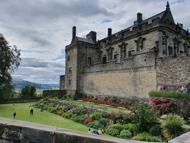 From Edinburgh: Stirling Castle, Kelpies and Loch Lomond - The guide can make or break the bus hours