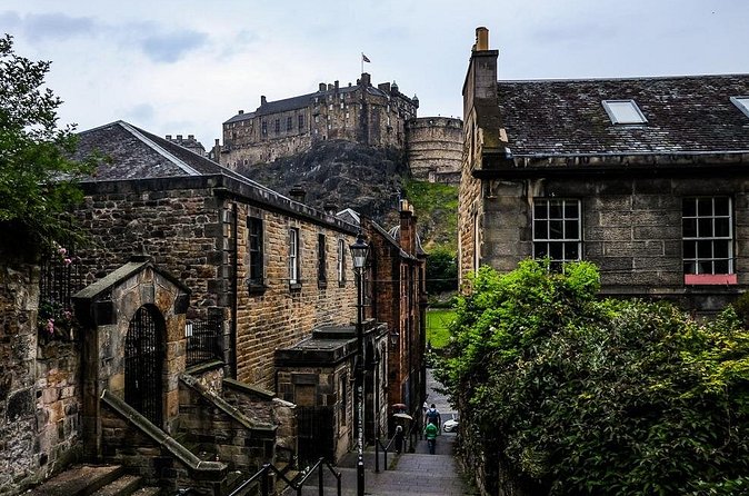 Guided 60-Minute Photography and sightseeing Tour in Edinburgh - Greyfriars Bobby: a story, a statue, and quick editing