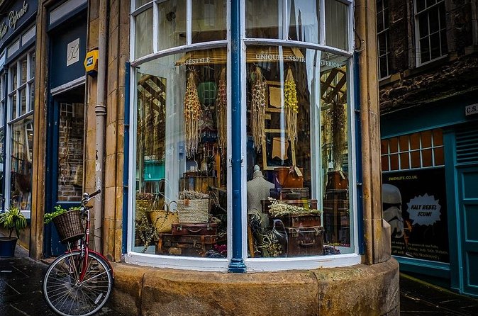 Guided 60-Minute Photography and sightseeing Tour in Edinburgh - What makes the guide useful