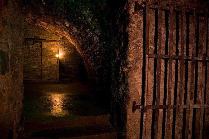 Haunted Vaults Walking Tour in Edinburgh - Starting on the Royal Mile at 300 Lawnmarket
