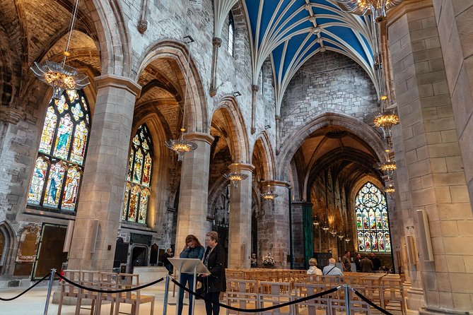 Highlights & Hidden Gems With Locals: Best of Edinburgh Private Tour - What the guides add to the walk