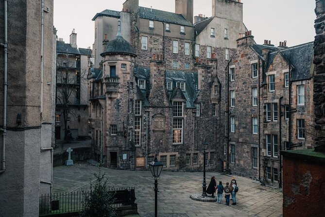 Immersive Old Town Ghost Walking Tour in Edinburgh - The above-ground format versus the underground vault experience