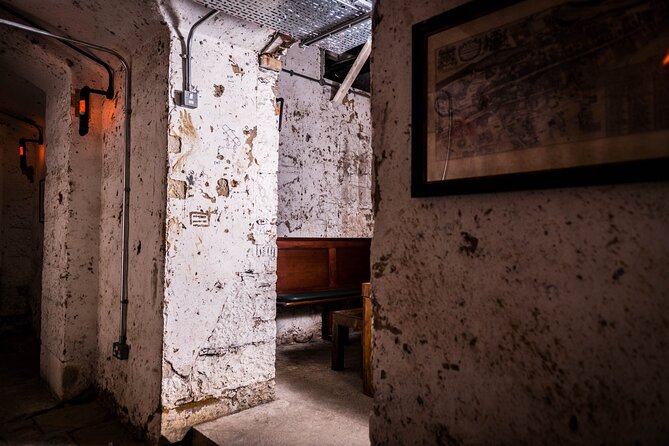 Luxury Whisky Tasting in Edinburgh's Underground Vaults | 90min - Five drams, five parts of Scotland