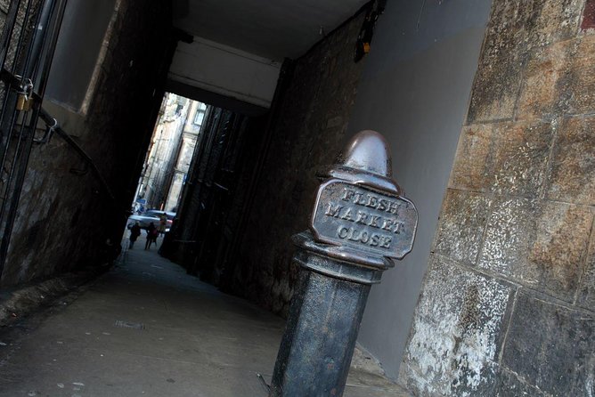 Multi-Sensory Haunted Underground Vaults Tour in Edinburgh - Why the guides matter more than the script