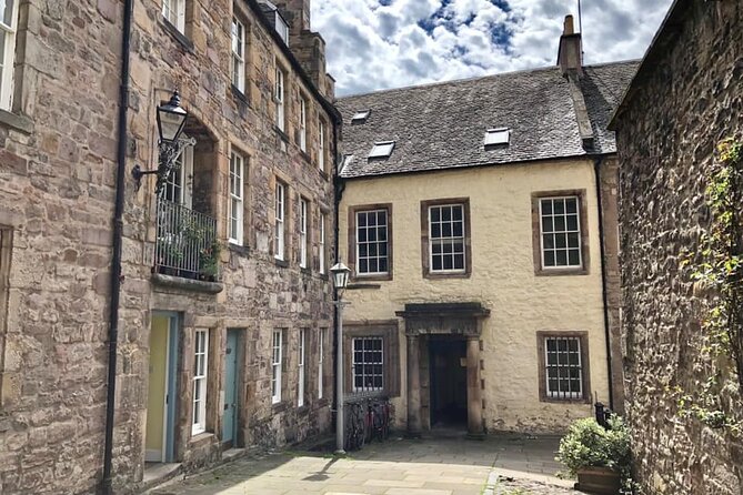 Old Edinburgh Private Walking Tour - Stories behind buildings, names, and public places