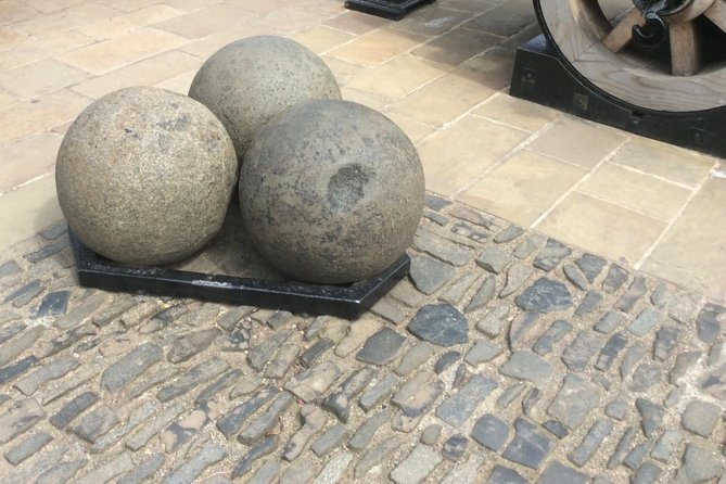 Private Edinburgh Castle Tour - Mons Meg, a famous cannon in five minutes