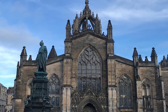 Private Edinburgh City 4-Hour Guided Tour in a black cab LEVC TX - Edinburgh Castle: the essential drive-by