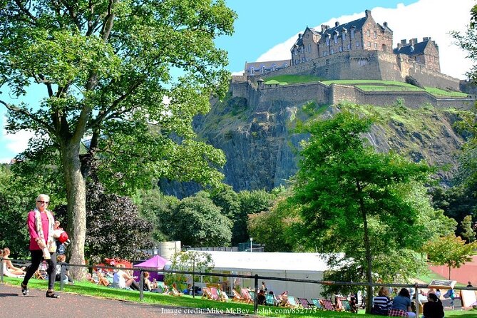 Private Full-Day Walking Tour in Edinburgh with Edinburgh Castle - The New Town, Princes Street Gardens, and Heriot Row