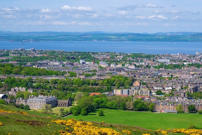 Private Half Day Tour of Edinburgh in a Black Cab - What the black cab adds to the day