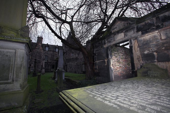Small Group Edinburgh Underground Vaults & Graveyard Ghost Tour - The guides make or break the evening