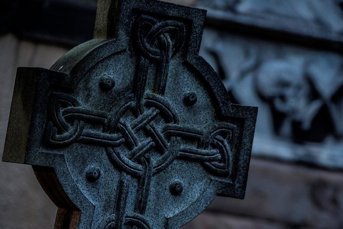 Small Group Edinburgh Underground Vaults & Graveyard Ghost Tour - Meeting at Mercat Cross and entering Old Town’s darker side
