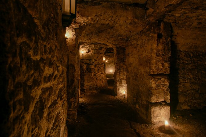 Small Group Ghost Tour incl. Underground Vaults & free drink in Megget's Cellar - Walking the closes and wynds of Old Town